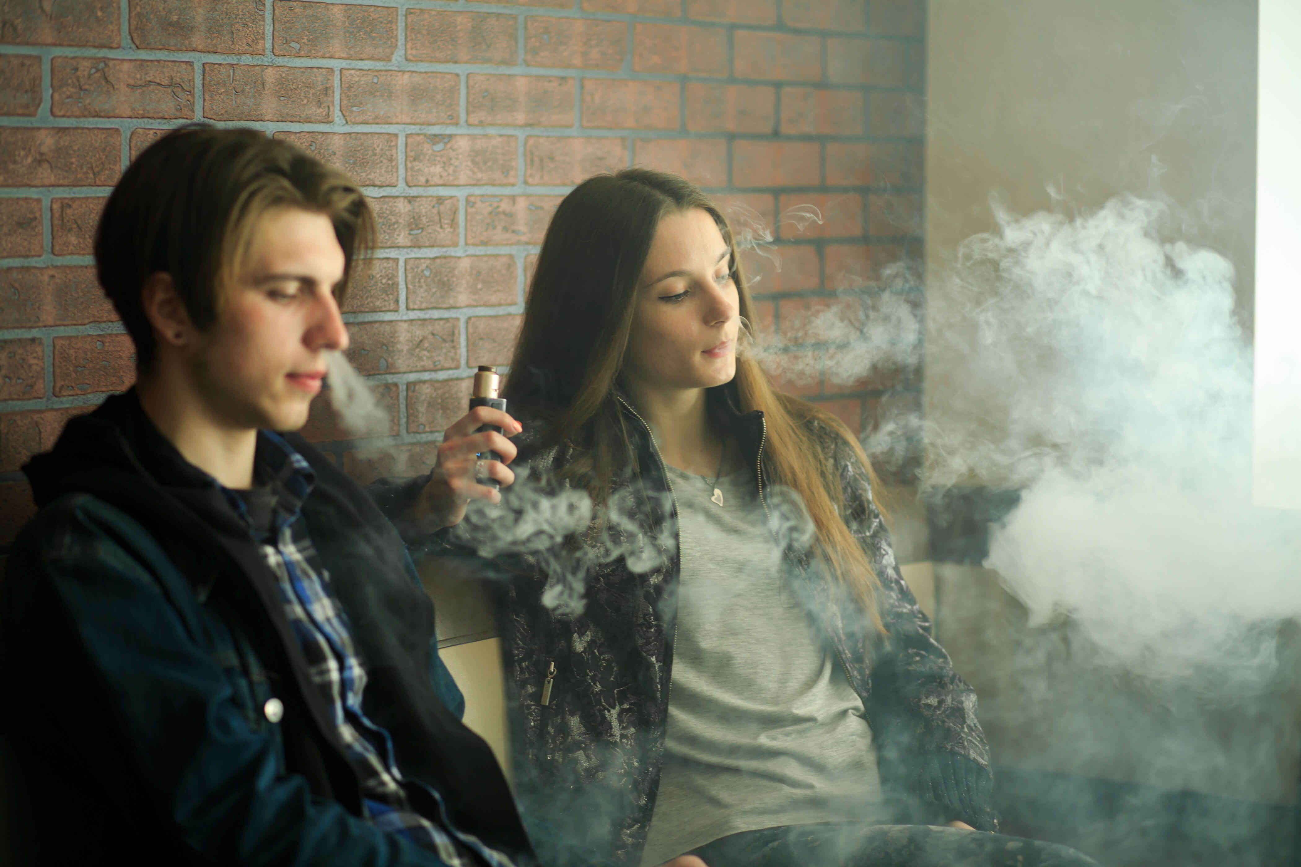 Association between youth smoking e cigarette use and